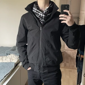 Höstjacka DIDRIKSONS - Säljer denna höstjacka från didriksons då den inte längre kommer till användning. Jackan är i storlek S, och modellen på bilden är 175cm.   Jackan är köpt på Didriksons i Stockholm för 2400kr och är nästan oanvänd. Kan gå ner i pris vid snabb affär.