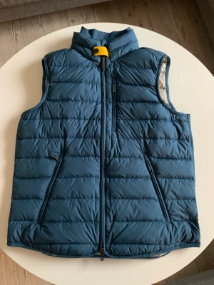 Parajumper väst (s) - Hejsan! Säljer nu min parajumper väst då den är för liten. Knappt använd nått alls. I nyskick! Äkta såklart, har kvitto på parajumpera hemsida! Mvh//