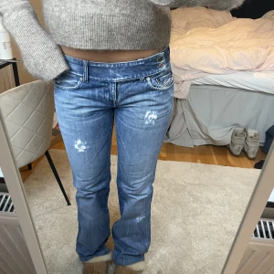 Diesel lågmidjade jeans - asså dessa är bara föööör snygga!!! passar någon som har stl 36! Från diesel och kostar ca 1400 nya! det saknas en knapp vid gylfen men inget som påverkar hur de sitter och går att lösa enkelt! Väldigt unika där av priset! Hör av dig om du har frågor!💋💕