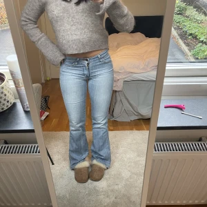 Wangler lågmidjade jeans - Älskar färgen på dessa och att tyger är som ränder! Lågmidjade och bootcut, tyvärr för långa på mig! hör av dig om du har frågor🍒💋