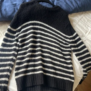 Randig zara-tröja  - Stickad randig svartvit tröja från zara i storlek S! Köpt för något år sedan, använd några gånger men är i bra skick. Köpt för 300kr, säljer för 120❣️
