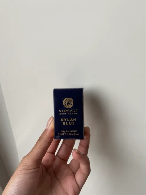 Versace parfym  - Säljer denna mini parfym från Versace för 100kr. Om ni är intresserade av att köpa blåa Eros flame. Kan man köpa båda gör 250kr. Köparen står för frakten, och jag står inte för postens slarv.❤️(pris kan diskuteras) 