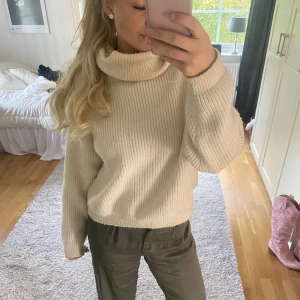 Beige Stickad Tröja  - En mysig beige stickad tröja i storlek XS men hyfsat stor i storleken