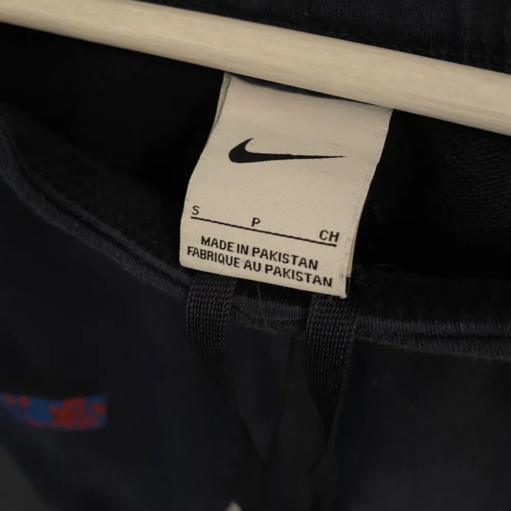 Jag säljer ett par äkta barca Nike byxor som är köpta i barcashopen utanför camp nou.   Använda några fåtals gånger.. Jeans & Byxor.