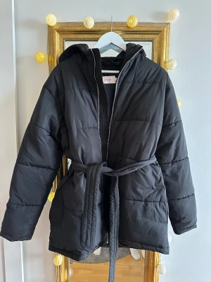 Nelly jacka 36 🖤 - Den mysigaste jackan! Har dock köpt en ny inför vintern, därför säljer jag denna. Skicka 10/10. Den går att ha med eller utan band. 🖤 nypris 799kr