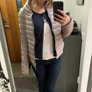 Beige dun jacka  - Super fin jacka med en jätte fin passform och perfekt inför våren. Har aldrig kommit till användning. Köpte ungefär för 900 kr och är en gammal kollektion. Köparen står för frakten💕💕