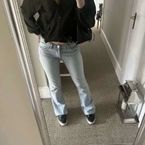 Lågmidjade ZARA Jeans - Säljer dessa lågmidjade jeans från Zara som jag aldrig använt. Köpte här på Plick men i väldigt fint skick