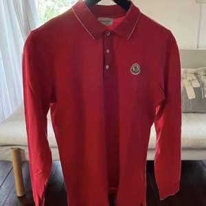 Röd moncler pike av äldre modell   600kr  storlek (164/xs) Skick (9/10