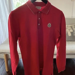 Vintage Långärmad moncler pike - Röd moncler pike av äldre modell   600kr  storlek (164/xs) Skick (9/10