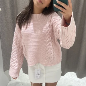 Rosa stickad tröja - Säljer denna rosa stickade tröja från gina perfekt för vintern. Den är i en superfin rosa nyans! köpt från gina young i storlek 146/152 men passar någon som i vanliga fall har XS/S❤️