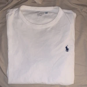 T-shirt - Knappt använda Snygg basic av bra märke och kvalitet 