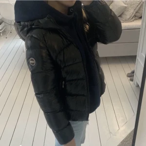 Colmar jacka  - Säljer denna colmar jackan, då den inte kommer till användning längre. Jackan är i fin skick!! Första bilden är lånad!!