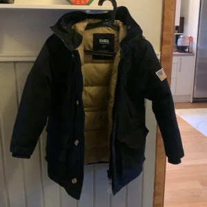 Marine blå Svea jacka - Svea jacka storlek 150 Mycket bra skick Som ny  Lite använd 