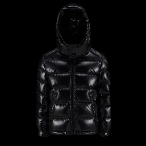 Moncler Maya - Jättefin moncler maya, inga defekter. Inte ens ett år gammal och kommer med box, tags, kvitto plus extra saker som kommer med den. 152cm, passar xs och s. Skriv för fler bilder, frågor osv. Ja bjuder på frakt! Pris kan eventuellt diskuteras!