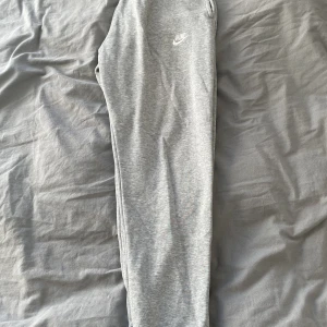 Nike byxor - Sköna/simpla nike mjukis byxor i storlek ”M” du som har ”S” passar oxå om du vill ha dom lite beggy 