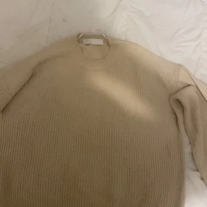 Stickat tröja - Hej alla plickare jag säljer denna stickade tröjan för 65kr. Använd vid 2-3 tillfällen. Den är i stolek M men passar S också. Köparen står för frakten📦skriv gärna till mig ifall ni har funderingar eller ifall ni vill köpa. Priset kan diskuteras💕