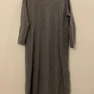 * really good condition  * check the measurements in the picture  * I am 1.6m and 55 kg, it is quite loose on me * 100% wool, very soft * label has been removed, no brand  * very good quality with premium feeling