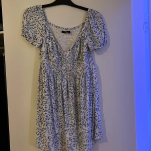 Klänning  - Klänning i mjukt material.  Stl XL men väldigt liten i storleken 