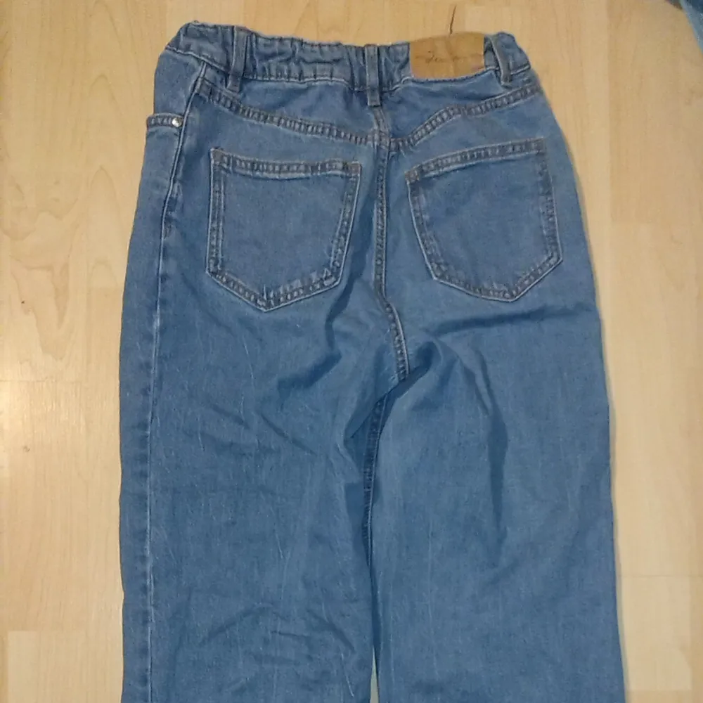 Blåa jeans Köpt för 350 Använt 3 gånger, säljs för att jag inte använder dem. Tvättas innan jag skickar.. Jeans & Byxor.