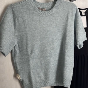Stickad t-shirt HM - Jättefin ljusgrön stickad tröja från hm, köpt för några månader sen men har inte använt den så mycket så den är i väldigt fint skick. Egna bilder skivkas privat vid intresse💕