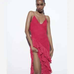 Zara klänning - Säljer min så fina klänning från zara som jag använt några fåtal gånger så mycket bra skick. Klänningen är slutsåld på hemsidan! Passar utmärkt om du ska utomlands eller liknande 😍   