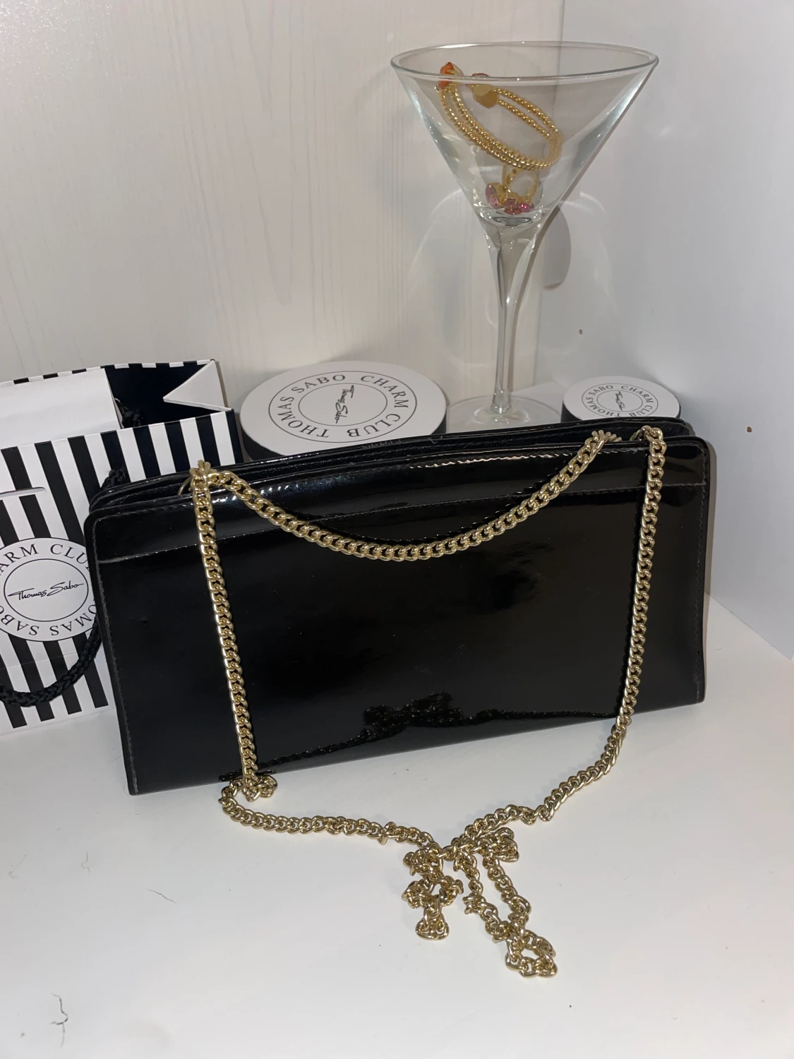 Svart glansig axelremsväska med guldig kedja - 90