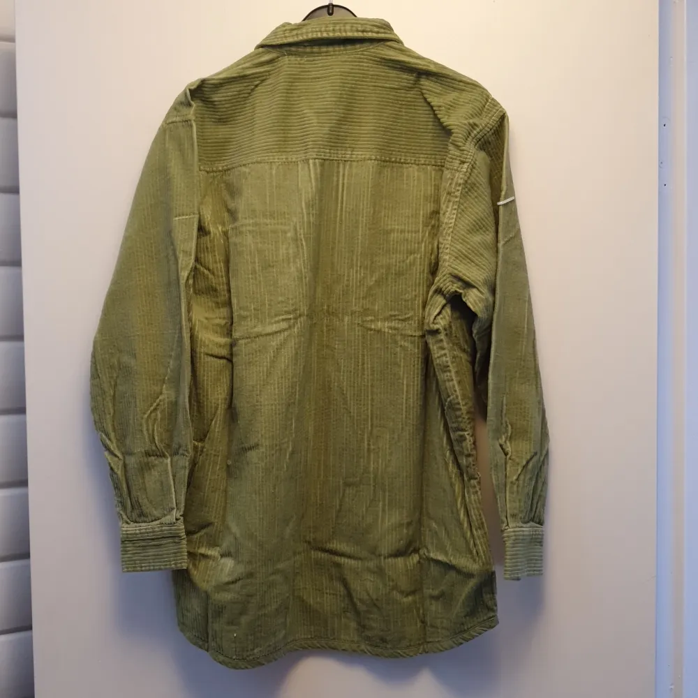 Oanvänd grön Manchester skjorta jacka med dragkedja stl 38/40. Skjortor.