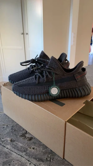 Yeezy 350 V2 Static Black (Reflective) - Jag behöver bli av med mina yeezys eftersom dem inte passade mig och med tanke på att jag var iväg när dem kom så hann tiden man kunde skicka tillbaka dem tagit slut.  Dem är helt nya, aldrig använda. storlek 40 kan fraktas men helst mötas upp