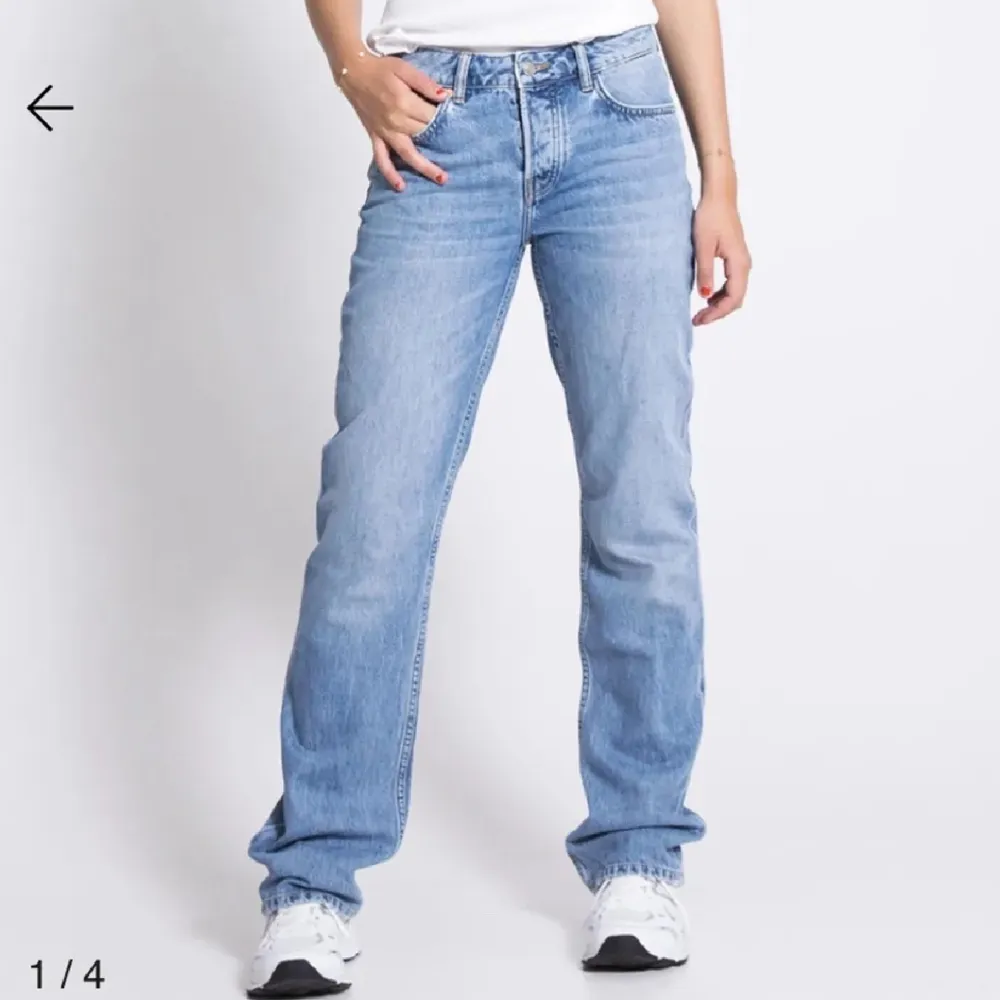 Nya icon jeans i storlek S från lager 157. Köptes för 400 men säljes för endast 100 kr!   Lånad bild. Jeans & Byxor.