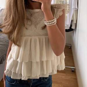 ( !lånade bilder! )Beige topp från zara, köpt förra året. Säljer pgd av kommer inte till användning. Toppen kom med en defekt på ena sidan men är inget som man tänker på. Pris kan diskuteras 