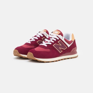 New Balance  - Säljer mina burgundy New Balance 574 i mycket bra skick, bara använda 2 gånger eftersom det var fel storlek för mig. Inget slitage eller defekter. Nypris på Zalando: 979 kr❤️