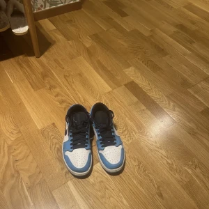 Jordan 1 low  - Ett par Jordan 1 low unc som inte används längre skulle nog säga att de är 8/10 skick. Boxen medföljs såklart och priset kan diskuteras.