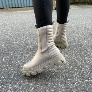 Super snygga boots/kängor som tyvärr inte kommer till användning. Färgen är beige men skiftar mellan gul beige/grå beige i olika ljus, funkar för höst och vinter 