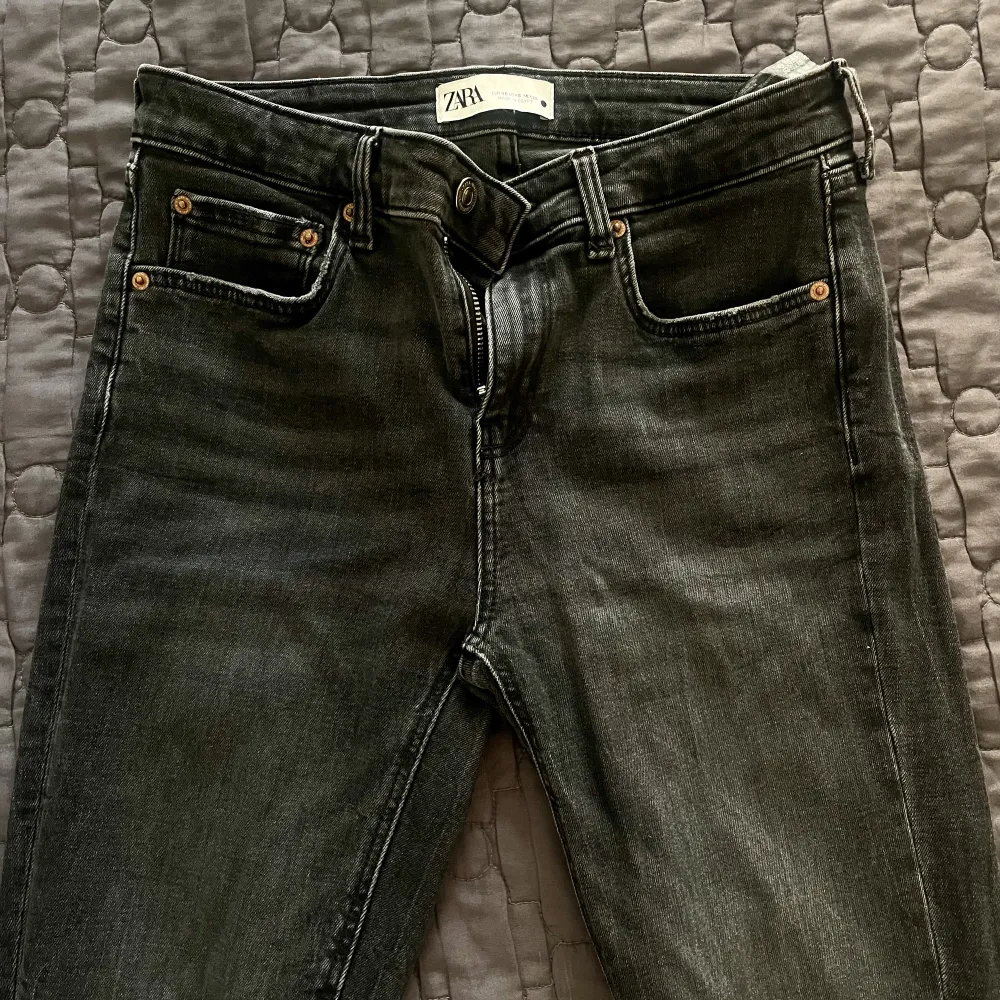 Jättefina och sköna jeans från Zara i storlek 38. Kommer inte till användning . Jeans & Byxor.