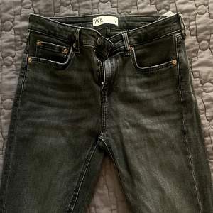 Jättefina och sköna jeans från Zara i storlek 38. Kommer inte till användning 
