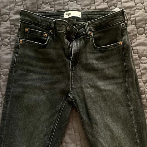 Zara mörkgråa jeans - Jättefina och sköna jeans från Zara i storlek 38. Kommer inte till användning 