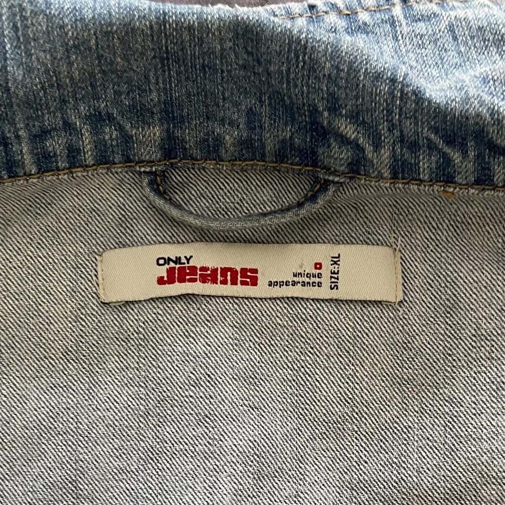 Jeans jacka, ganska liten i storleken den är XL men är mer som en S/M. Ganska bra skick. Jackor.