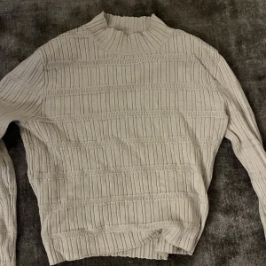 Tröja - En beige tröja med mönster i storlek S