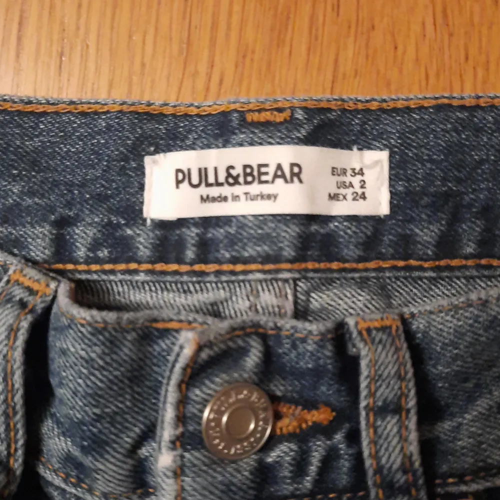 Highwaisted jeans från pull & bear. Väldigt bra kvalitet och knappast använda. . Jeans & Byxor.