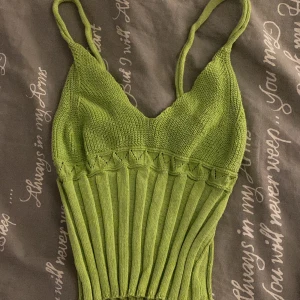 Stickad figursydd topp - Aldrig använd, jätte bra skick. Köpt i Grekland så vet tyvärr inte vilken butik. Storleken är jag också osäker på men skulle gissa på xs/s men passar nog ganska många då den är väldigt tänjbar❤️Köpt för 130/140kr.