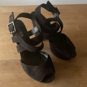 Platåklackar  - Fina platåklackar från Din Sko. Använt men välbehållet skick. Klacken är fortfarande väldigt fin. Klackhöjd 12cm. 