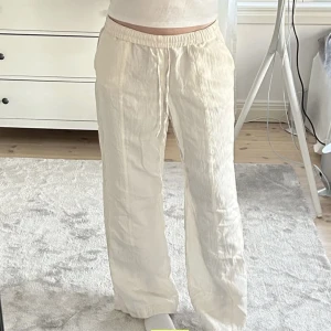 Zara byxor - Linne byxor från zara!! Har en liten direkt vid nedre delen som knappt syns o som ksk går bort i tvätten (har nt testat). Fråga om fler bilder elle så💓