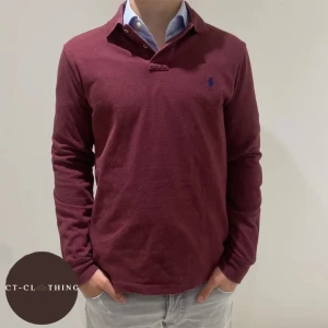 Rugbytröja Ralph Lauren - Ralph Lauren tröja  storlek M i fint skick, 8/10 cond. Modellen är 176 och 65kg. Hör av er!!🟫