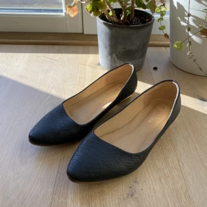 Svarta flats - Svarta flats endast använd en gång! Enda tecknet på användning syns på sulorna🤗