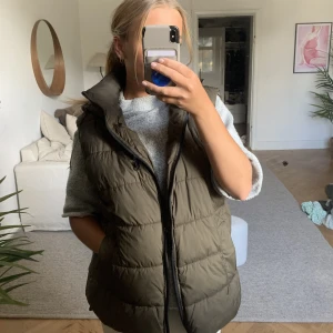 Väst - Grön väst från zara som inte kommer till användning längre💕
