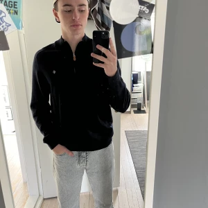 Morris Half Zip  - En i princip sprillans ny Morris Half Zip som inte kom till så stor användning… storleken är XXL för att min morsa köpte fel storlek, är L i vanliga fall men denna passar liiite stort så skulle rekommendera till någon som är L/XL.