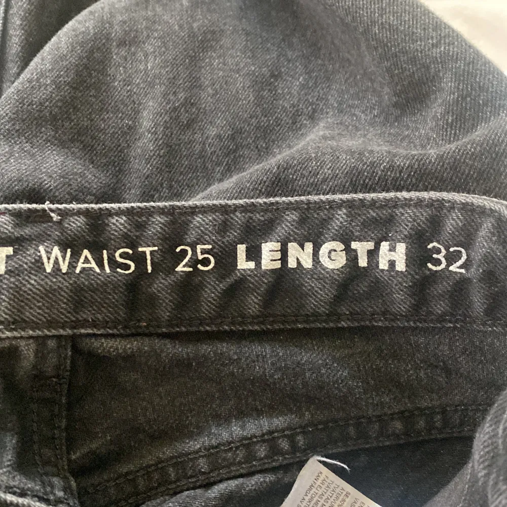 Sälje mina jeans från bikbok. Modelen low straight men skulle säga att dom är lite boot cut. Kostar nya 499. Jeans & Byxor.