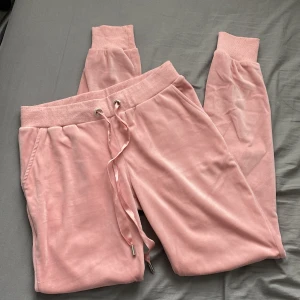 Mjukisbyxor - Mjukisbyxor från Madlady i velour! Mycket använda men är i bra skick ändå! Det enda är att det är nopprigt på mudden runt midjan och anklarna! 🩷 Går att knyta i midjan och har fickor!