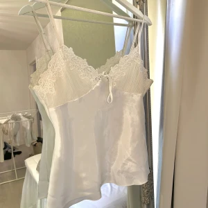 Vintage 🧸🤍 - Drömmig vintage topp köpt på beyond retro✨köptes för 300kr! Säljer för att den inte passar mig i bysten! justerbara band. Inga defekter. Det står att den är storlek L men jag skulle snarare säga S/M