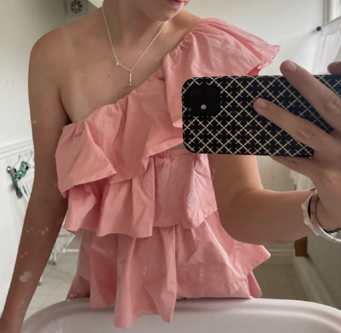 One shoulder kläning med volang